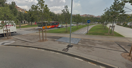 Carril bici interruput a la rotonda de la Plaça Celler (Mercadona)